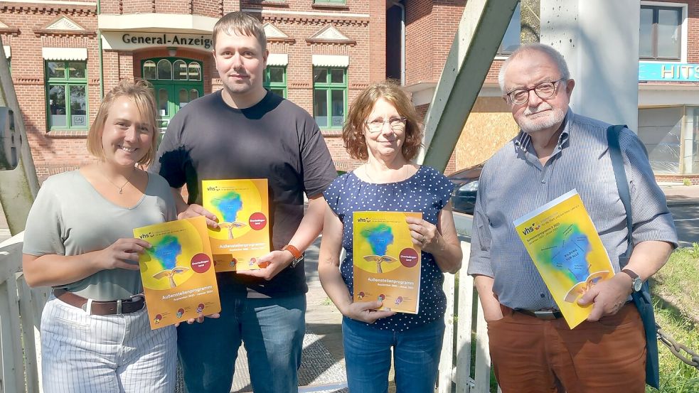 Juliane Blech (von links, Presse- und Öffentlichkeitsarbeit), Carsten Löning (Fachbereichsleitung Berufliche Bildung, Digitalisierung, Grundbildung, 2. Bildungsweg, Außenstellen), Herta Jans (Leiterin Außenstelle Rhauderfehn) und Jörg Furch (Vorstandsvorsitzender der VHS Leer) mit dem druckfrischen Programm fürs zweite Semester. Foto: Scherzer