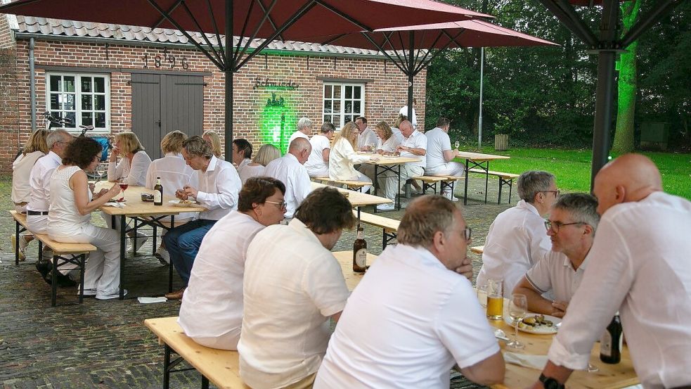 Der Verein „rückenwind“ hatte zum „White Dinner“ ins Fehn- und Schiffahrtsmuseum in Westrhauderfehn eingeladen. Rund 80 Gäste kamen. Foto: privat/Fentjer