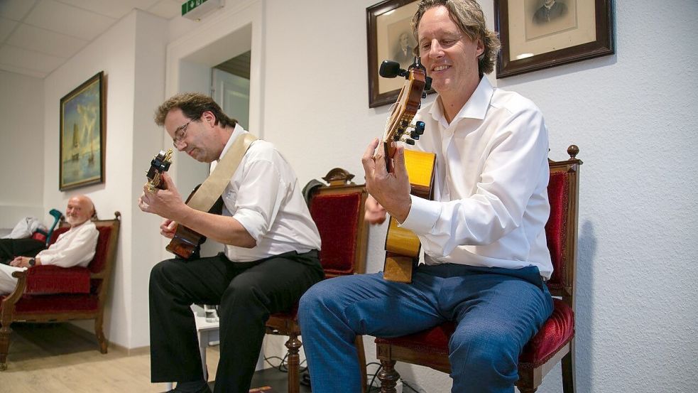 Das Gitarrenduo Jazando aus Witten spielte beim „White Dinner". Foto: privat/Fentjer
