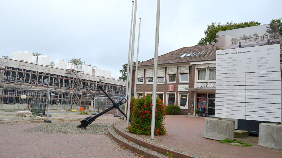 So präsentiert sich die bauliche Situation im Herzen Barßels aktuell. Im Vorfeld hatte es erhebliche Widerstände gegen die Neubaupläne gegeben. Diese gipfelten in einem Bürgerentscheid, der die Umsetzung jedoch nicht verhinderte. Durch die zeitliche Verzögerung wurde der Bau allerdings teurer. Mit 15,5 Millionen Euro rechnet die Gemeinde derzeit. Foto: Fertig