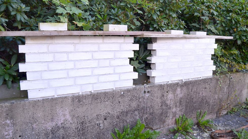 Neben dem Neubau wurden zwei Auswahlmusterflächen für den Bauausschuss der Gemeinde Barßel verfügt und geschlämmt, um zu klären, wie die Fassade tatsächlich gestaltet werden soll. So wie die rechte dieser beiden Flächen beschlossen die Ratsgremien. Foto: Fertig