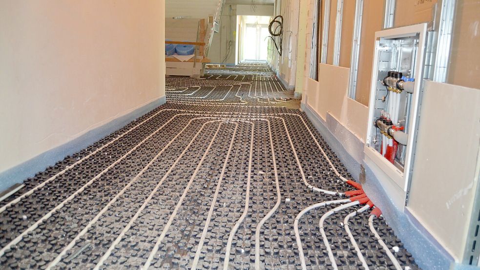 Mit Noppenfolie zum Befestigen der Fußbodenheizungsschlangen ist das Erdgeschoss des Rohbaus ausgelegt. Foto: Fertig