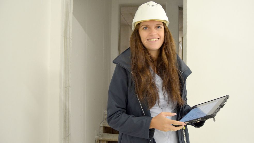 Bautechnikerin Maja Peters kümmert sich in Vertretung von Bautechniker Markus Wiechmann um die Belange auf der Baustelle. Planerisch betreut werden die Arbeiten, die nach einem preisgekrönten Entwurf des Stuttgarter Architekten Matthias Schneider ausgeführt werden, von Christian Bär vom Büro Janßen Bär Partner aus dem ammerländischen Bad Zwischenahn. Foto: Fertig
