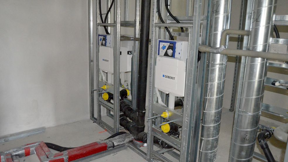 Was hier so technisch wirkt, sind die Grundzüge der Toilettenanlage im neuen Barßeler Rathaus. Foto: Fertig