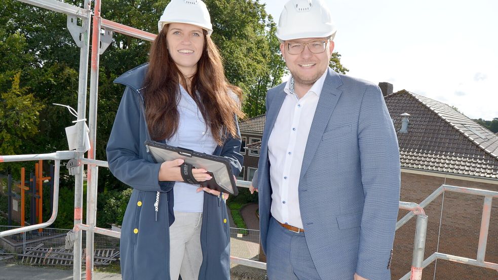 Vom Dach des Neubaus, auf dem sich Maja Peters und Nils Anhuth hier aufhalten, hat man einen freien Blick auf das alte Rathaus. Das wird in absehbarer Zeit abgerissen, um Platz zu machen für das Bürgerhaus, das im zweiten Bauabschnitt des Millionenprojekts realisiert wird. Foto: Fertig