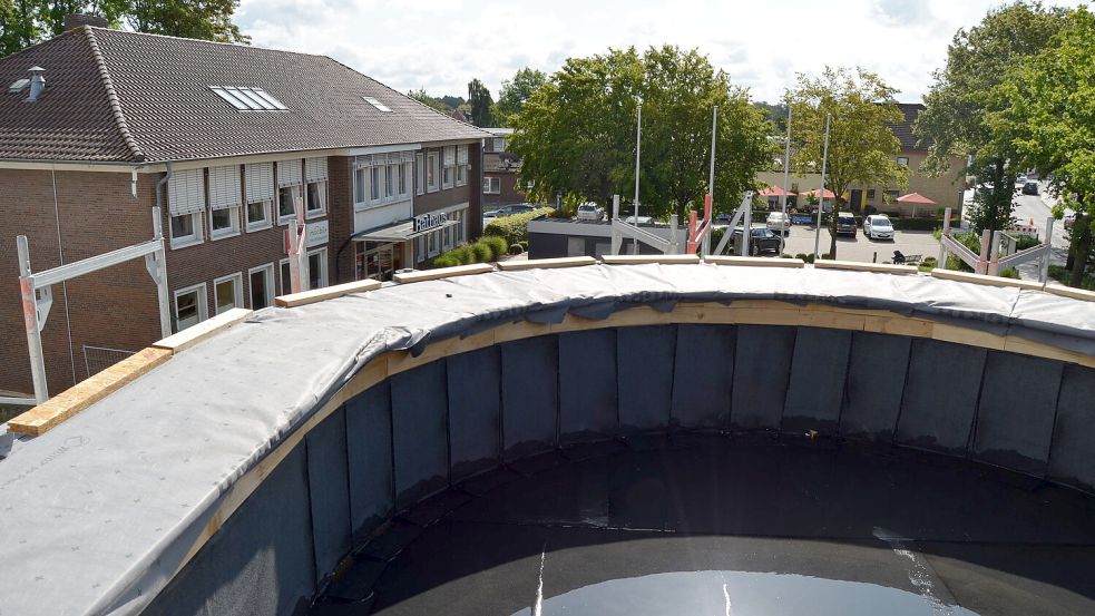 Noch einmal ein Blick von oben: Diesmal ist die Rundung des Treppenaufgangs eingefangen, über die man in die einzelnen Stockwerde gelangt. Im Hintergrund steht das alte Rathaus, das mehr als 50 Jahre auf dem Buckel hat. Foto: Fertig