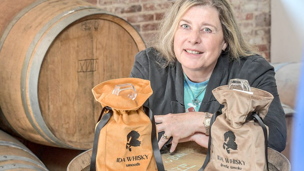 Heidi Brintrup hat ihren ersten eigenen Ida-Whisky herausgebracht . Ihn gibt es in den Varianten „smooth“ und „gentle smoke“. Foto: Ortgies