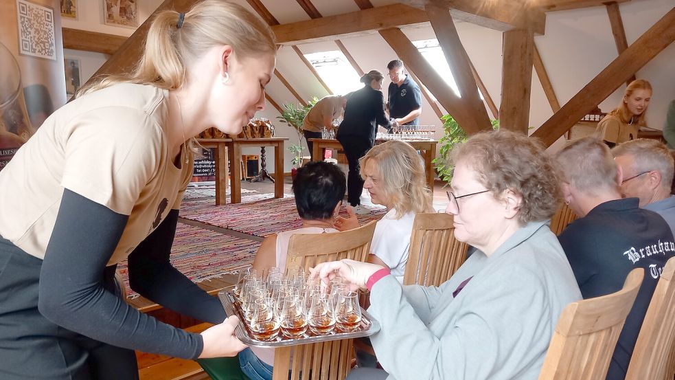 Der erste eigene Whisky von Heidi Brintrup wurde verkostet. Fotos: Scherzer