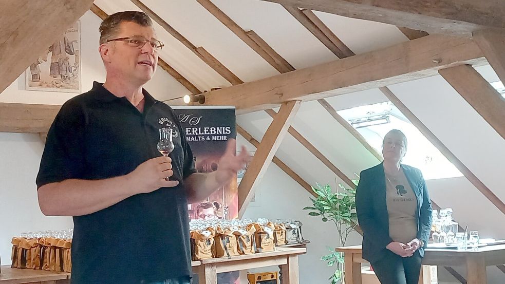 Verkoster Andreas Semmer präsentierte den Whisky von Heidi Brintrup (rechts).