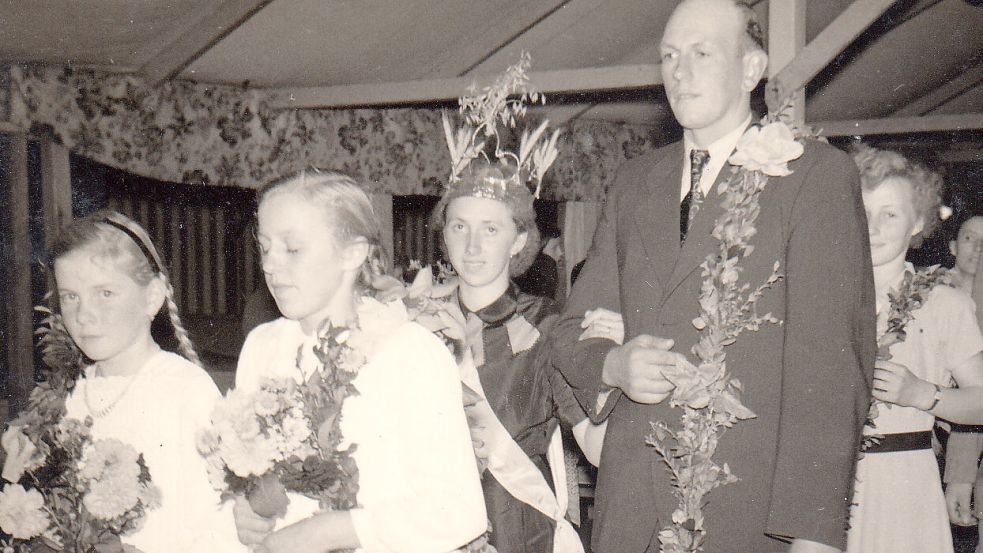 Zur ersten Erntekönigin wurde 1953 Maria Lind gewählt. Das Foto zeigt sie mit dem Prinzgemahl Georg Depping.