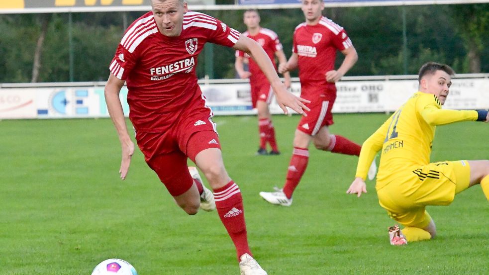 Der aktuell Tabellenzweite TuRa 07 Westrhauderfehn (am Ball Janek de Buhr) will in Wiesmoor zum nächsten Sieg eilen und weiter ungeschlagen bleiben. Foto: Damm