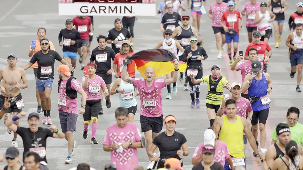 Teilnehmer laufen beim Marathon in Mexiko-Stadt ins Ziel. Foto: imago-images/NurPhoto