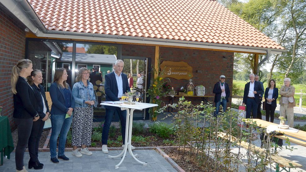 Ostrhauderfehns Bürgermeister Günter Harders (am Stehtisch) ging in seiner Eröffnungsrede darauf ein, wie der neue Kindergarten entstanden ist. Foto: Weers
