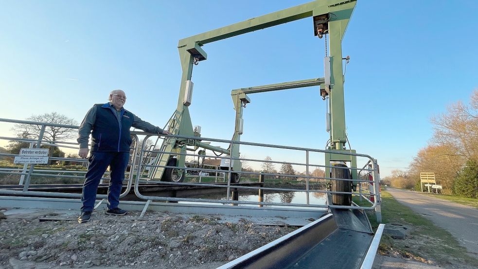 Der Wassersportverein (WSC) Rhauderfehn feiert vom 15. bis zum 17. September 50-jähriges Bestehen. Unser Foto zeigt Kassenwart Hinrich Brunzema bei der Hubliftanlage für die Boote beim Vereinsgelände Am Siel. Archivfoto: Janßen