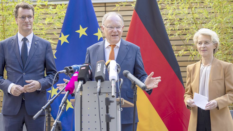 Statement vor der Presse: Die Vorsitzenden der Ministerpräsidentenkonferenz in Brüssel, Hendrik Wüst (CDU) und Stephan Weil (SPD) mit EU-Kommissionschefin Ursula von der Leyen. Foto: picture alliance/dpa/Thomas Banneyer