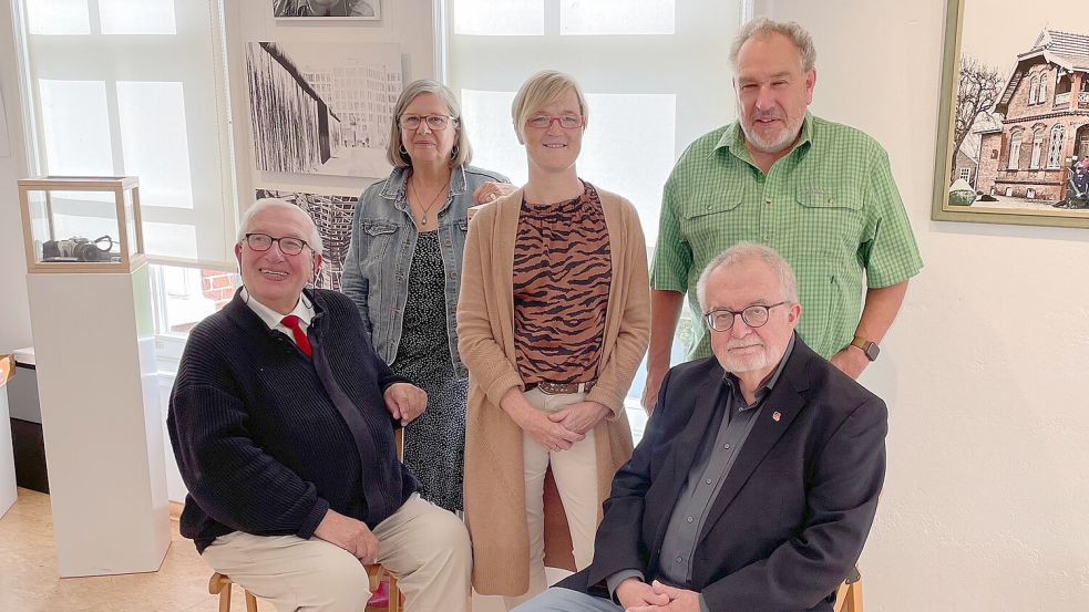 Stellen im Müllerhaus Hahnentange in Rhauderfehn aus: Adrian Jans (von links), Ulla Berg, Sylvia Laing, Peter Bösken und Jörg Furch (vorn). Foto: privat