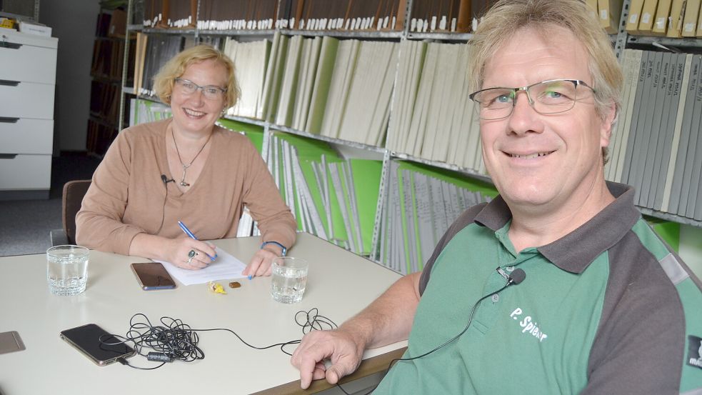 Der Rhauderfehner Imker und Bienenzüchter Peter Spieker im Gespräch mit GA-Redakteurin Astrid Fertig für die neue Folge des GA-Podcast „Fertig, los!“. Foto: Janßen