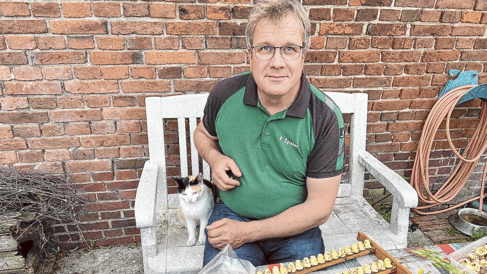 Einen Großteil seiner Freizeit widmet der 50-jährige Fehntjer der Bienenzucht und -pflege. Im Podcast erzählt er, welche Voraussetzung nötig ist, um an dieser Beschäftigung Freude zu finden. Foto: privat