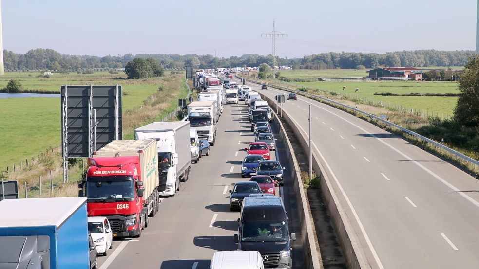 Der Verkehr vor dem Emstunnel staut sich. Foto: Loger