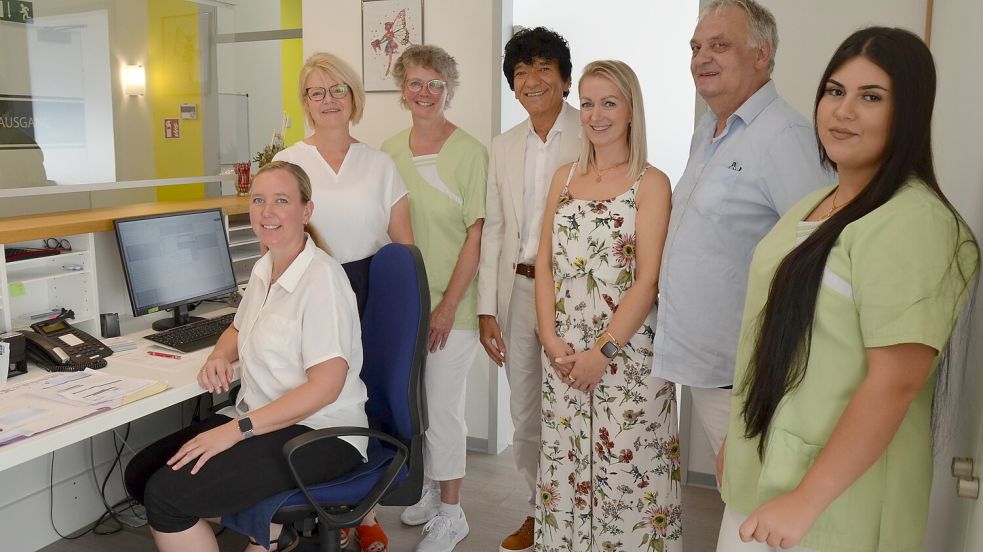 Das Praxisteam: (von links) Claudia Tieben, Silvia Schröder, Helga Rieken, Dr. Fatey Balaom, Swetlana Rudak. Zahnarzt Michael Heilmann und Pinar Aydin. Foto: Fertig
