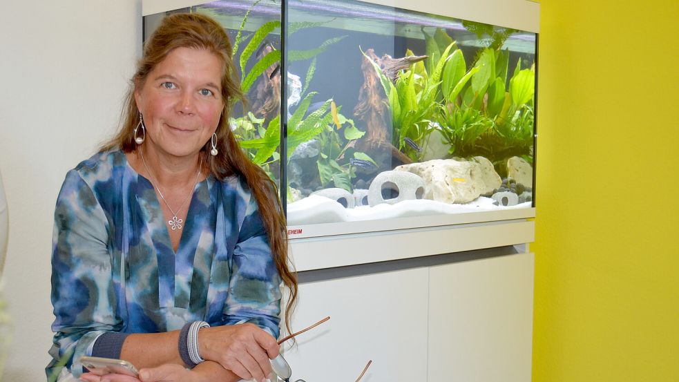 Sibylle Diekamp-Altmann von der Geschäftsleitung der Zahnmedizinischen Versorgungszentrum GmbH Dr. Balaom Mundgesund hat im Wartezimmer der Praxis in Barßel Platz genommen.