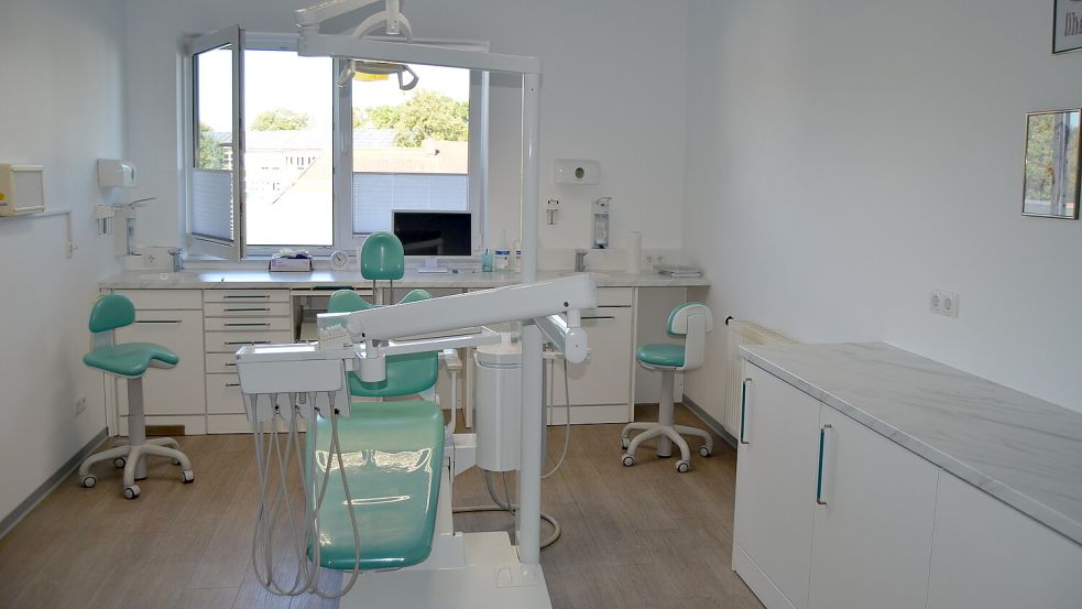 Die Dr. Balaom Mundgesund GmbH hat die Praxis an der Friesoyther Straße 22 in Barßel von Frau Dr. Dr. Christiane Preuß übernommen. Die Räume wurden renoviert und die Praxis mit dem bisherigen Team am Donnerstag wiedereröffnet. Foto: Fertig