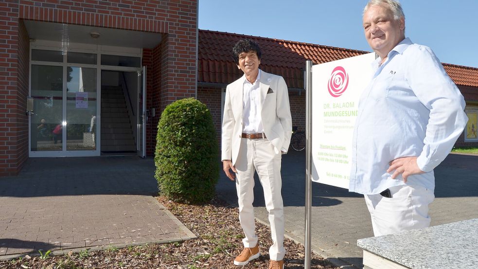 Dr. Fatey Balaom (links) mit Michael Heilmann. Der Zahnarzt ist einer von zwei Dentisten, die in der von Dr. Dr. Christiane Preuß übernommenen Praxis in Barßel tätig sind. Neben Heilmann wird in Barßel auch Ali Khekan als Zahnarzt praktizieren. Foto: Fertig