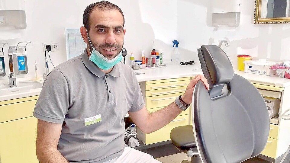 Zahnarzt Ali Khekan aus dem Irak, der die vergangenen fünf Jahre in Bremerhaven tätig war, ist der zweite Dentist, der in der Barßeler Praxis arbeiten wird. Foto: privat
