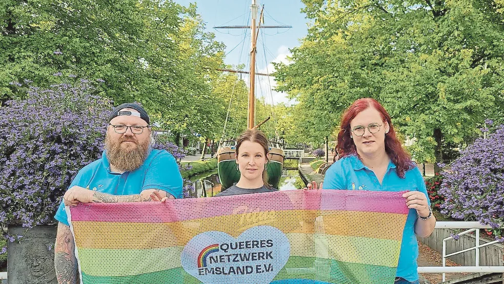 Bunt soll es am 9. September in Papenburg werden. Zum Christopher Street Day laden (von links) Tjark Tennie, Melanie Schröder und Bettina Kruthaup ein. Foto: Queeres Netzwerk Emsland