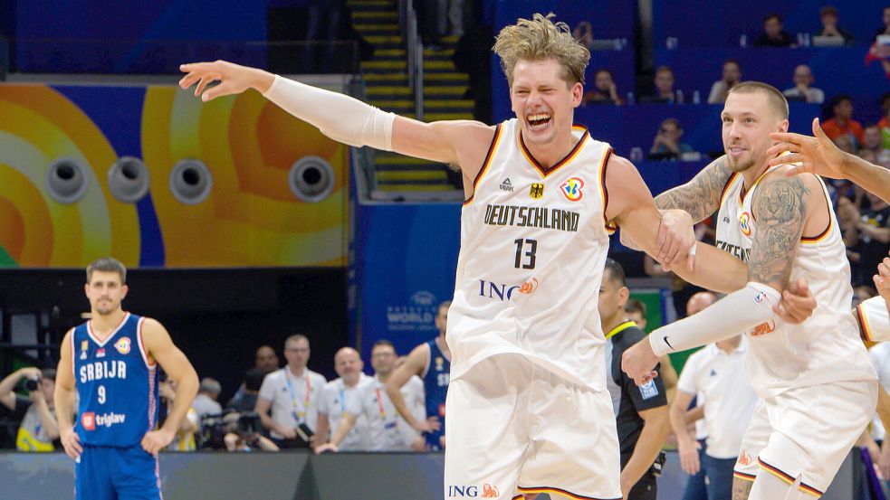 Pure Freude: Moritz Wagner und Daniel Theis (r) feiern den WM-Titel. Foto: imago-images/ZUMA Wire