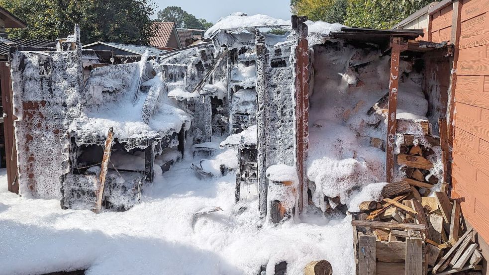 Die Brandstelle wurde mit Schaum bedeckt.