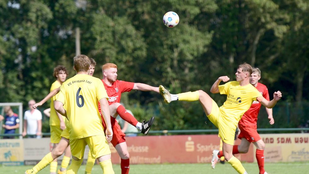 Viele Zweikämpfe wie hier zwischen Nick Kaßmann (rechts) und seinem ehemaligen Vereinskollegen Daniel Diekmann prägten das Derby. Fotos: Damm