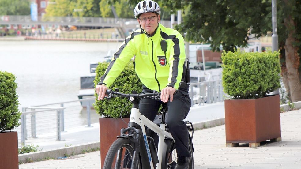 Harald de Buhr ist nicht nur als Kontaktbeamter der Polizeiinspekteion Leer/Emden viel mit dem Fahrrad unterwegs. Foto: Polizeiinspektion Leer/Emden