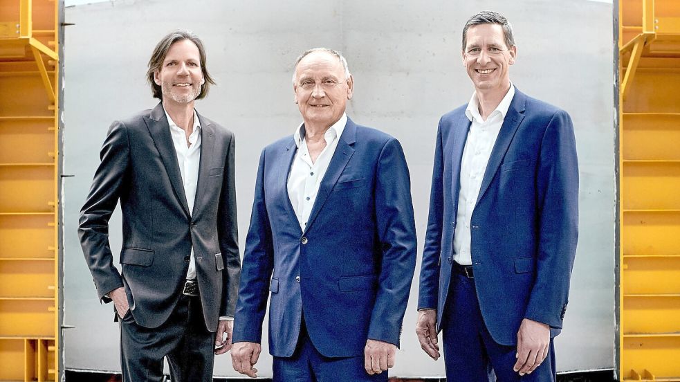 Freuen sich beim Produktionsstart in Emden (von links): Knut Bettels, Geschäftsführer von Bettels Fertigbetonteile, Josef Knitl, Vorstand der Firmengruppe Max Bögl, sowie Vorstandschef Stefan Bögl. Foto: Müller/Firmengruppe Max Bögl