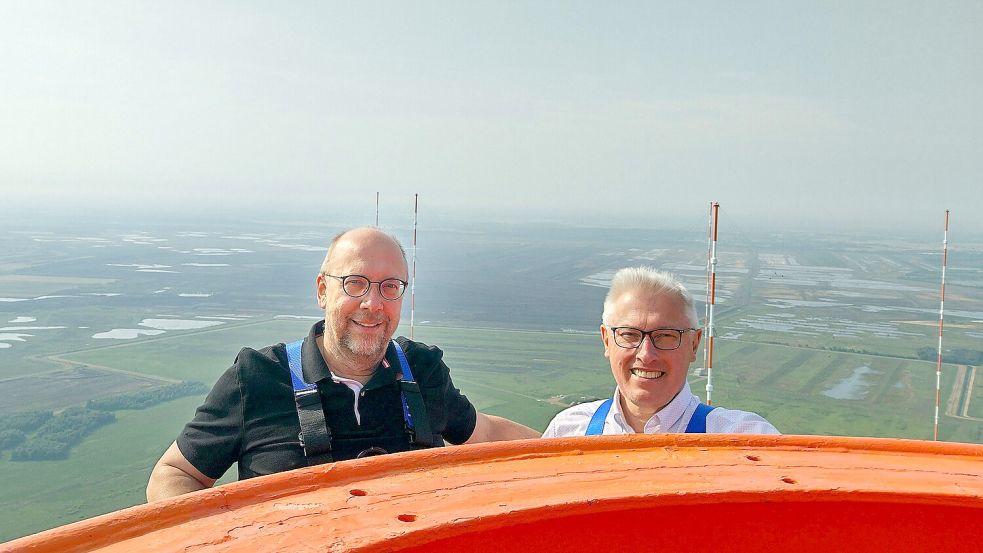 Bernd Götting (rechts) und Heiner Stix sind von der Aussicht, die sich auf 352,8 Metern Höhe bietet, fasziniert – auch wenn das Wetter etwas diesig ist. Foto: Bundeswehr