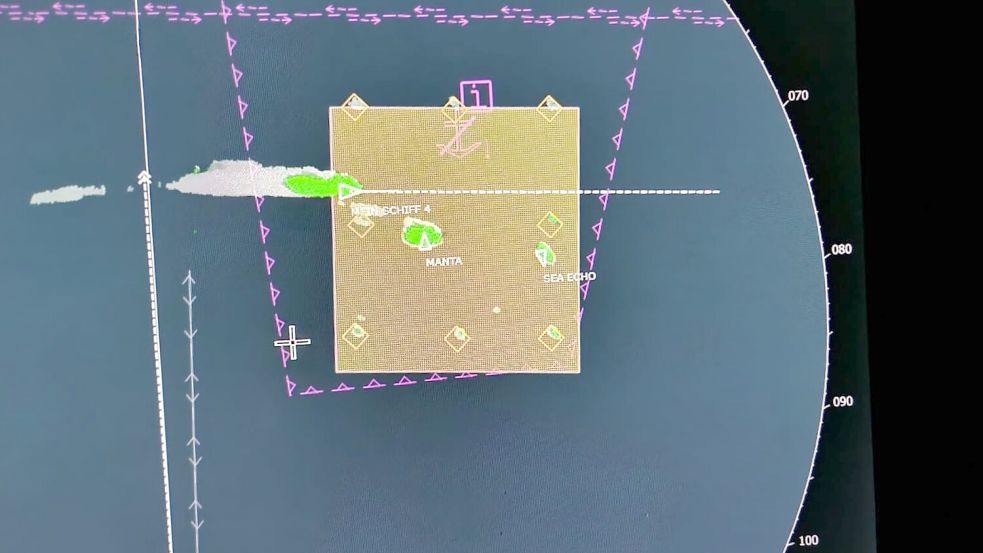 Auf dem Radarbild deutlich zu erkennen: Das Kreuzfahrtschiff „Mein Schiff 4“ (links in grün) fährt in das Sperrgebiet (gelbes Quadrat) und wäre dabei beinahe mit dem Baggerschiff „Manta“ (grün in der Mitte) kollidiert. Foto: © Privat