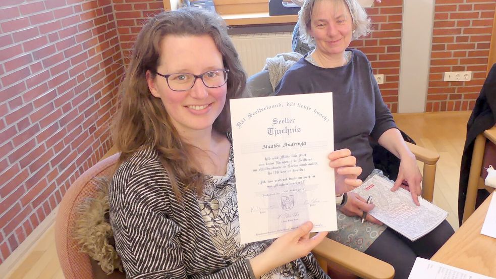 Im Juni 2022 hatte Maaike Andringa beim Heimatverein Seelter Buund nach einem Minisprachkurs ihr Seelter Tjuchnis bekommen. Foto: Babs Gezelle Meerburg