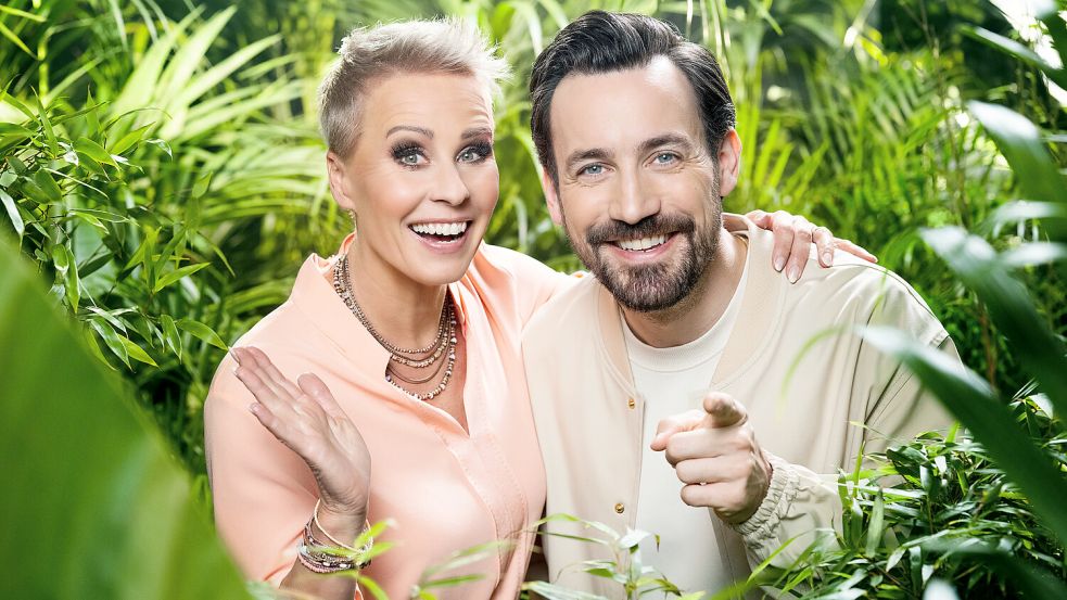 Sonja Zietlow und Jan Köppen, die beiden Moderatoren der Reality-Show „Ich bin ein Star - Holt mich hier raus“. Foto: RTL+