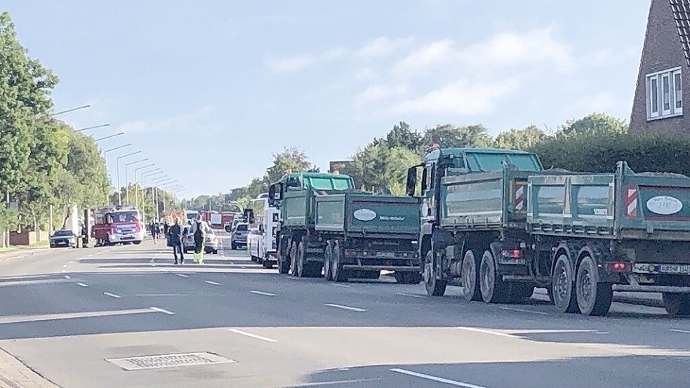 Vor der Unfallstelle auf der Auricher Straße staute sich der Verkehr. Foto: Hanssen