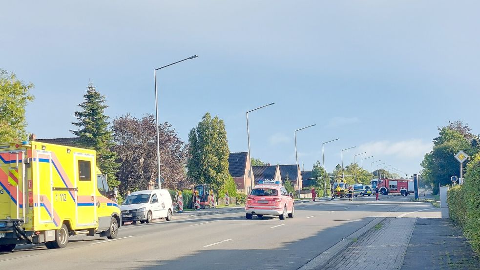 Bei dem schweren Unfall in der Auricher Straße waren viele Einsatzkräfte vor Ort. Foto: Hanssen