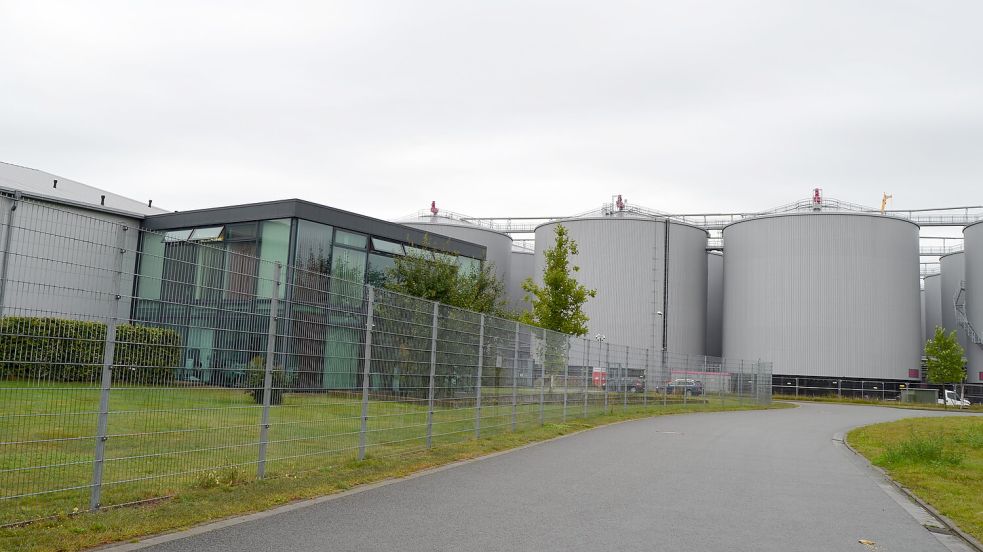 Das Chemieunternehmen Synlab liegt in unmittelbarer Nachbarschaft zur Giga-Biogasanlage der Revis. Diese Nähe kam allerdings erst durch den Bau der Revis-Anlage zustande. Synlab ist seit zwölf Jahren am C-Port angesiedelt. Foto: Fertig