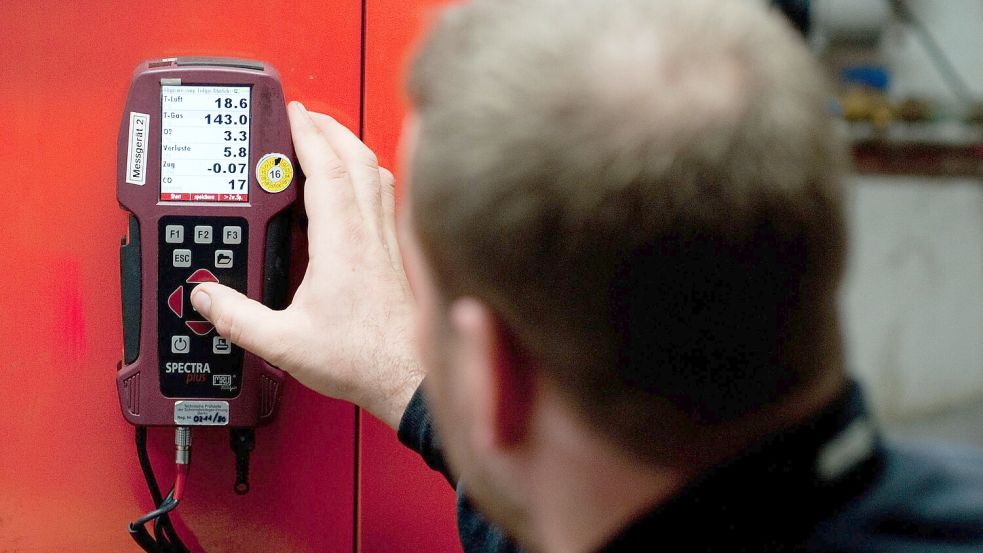 Mithilfe eines Messgerätes können an der Gastherme zu Hause Abgase ermittelt werden - das gehört zur Wartung. Foto: Klaus-Dietmar Gabbert/dpa-tmn