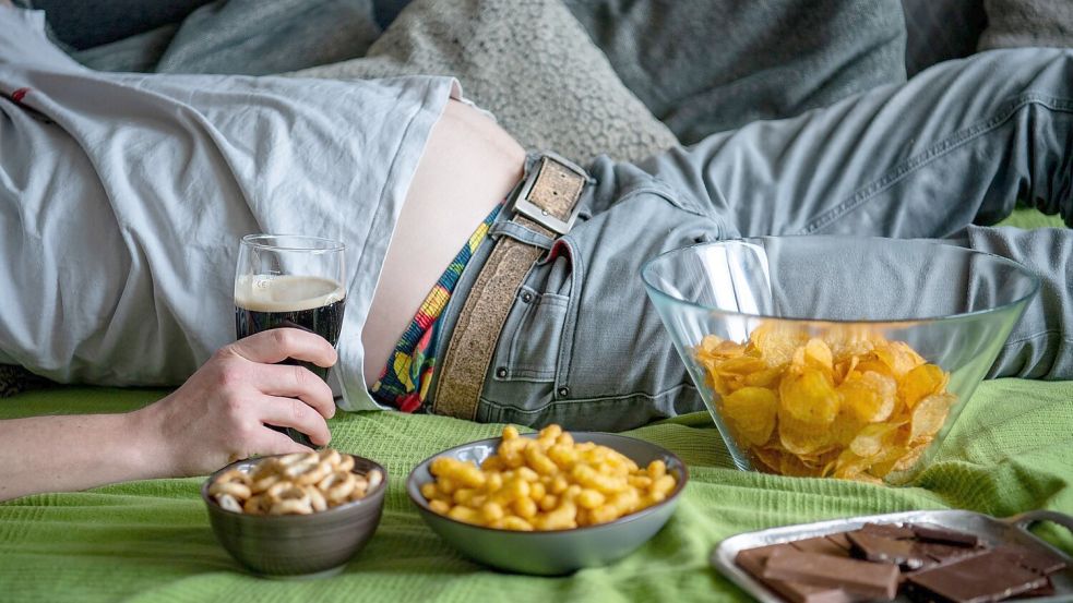 Bier kann hungrig machen, indem es den Blutzuckerspiegel senkt und den Appetit anregt. Foto: Laura Ludwig/dpa-tmn