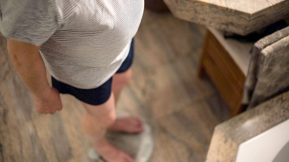 Die Gewichtszunahme auf der Waage ist ein untrügliches Zeichen dafür, dass übermäßiger Bierkonsum negative Auswirkungen auf die Gesundheit haben kann. Foto: Lino Mirgeler/dpa/dpa-tmn