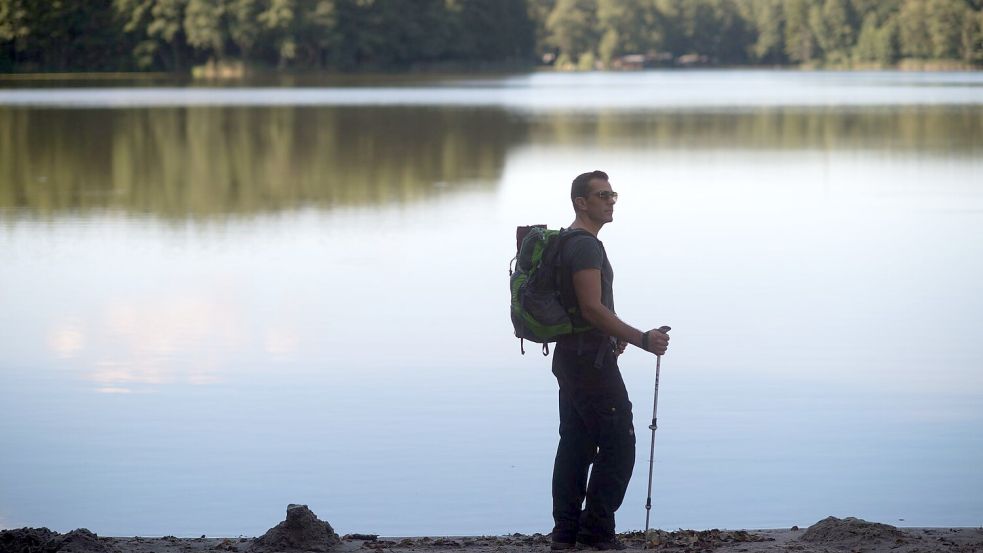 Beim Wandern abschalten: die Ruhe in der Natur genießen. Foto: Klaus-Dietmar Gabbert/dpa-tmn