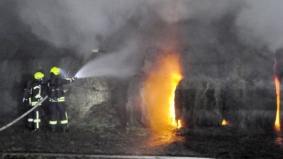 Die Feuerwehr löschte die brennenden Rundballen. Foto: Wolters