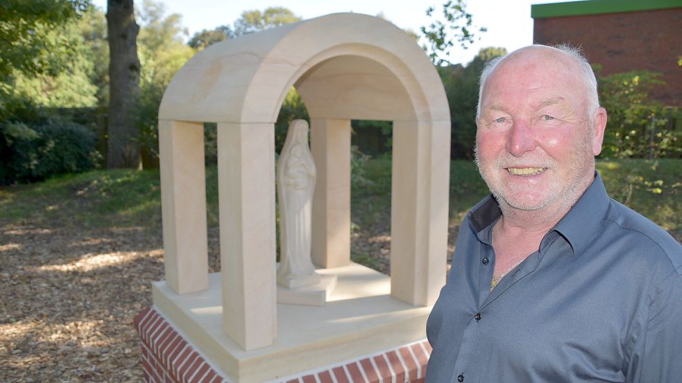 „Die größte Herausforderung war es, die Grotte so zu planen, dass die Proportionen von der Statue auch zur künftigen Grotte passen“, sagte Bauplaner Alfred Haase, der die Pläne für die offene Grotte erarbeitet hat. Foto: Ammermann