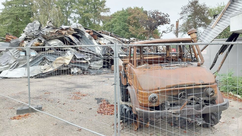 Auch fünf Wochen nach dem verheerenden Feuer in einer Gewerbehalle an der Hüntestraße in Aschendorf ist der Brandort noch abgesperrt. Busse, Landmaschinen, Motorräder und diverse andere Fahrzeuge und Gerätschaften wurden ein Raub der Flammen. Foto: Belling