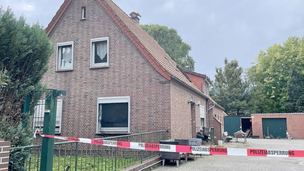 Am Dienstag hatte die Polizei das Grundstück, auf dem das Einfamilienhaus gebrannt hatte, abgesperrt. Sie ermittelt wegen eines Tötungsdelikts. Foto: Hinderks