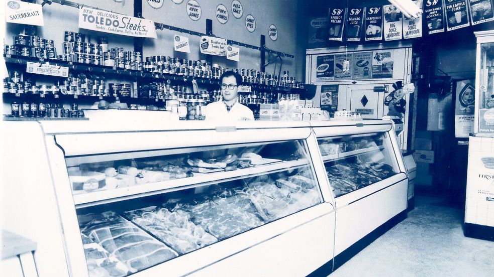 Albrecht Weinberg eröffnete einen Fleischerladen in New York. Das Foto ist aus dem Jahr 1954. Foto: Privat